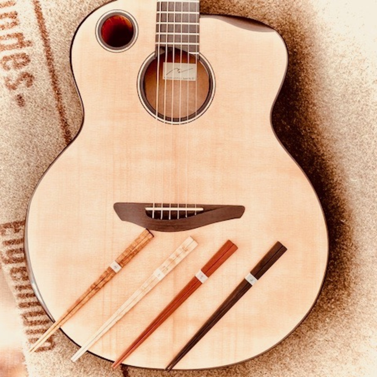 UCHIDA GUITARのオリジナル・ギター uchida asamiの箸