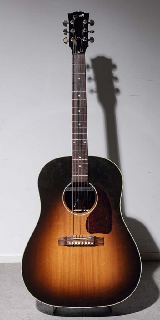 Gibson/J-45(前面)