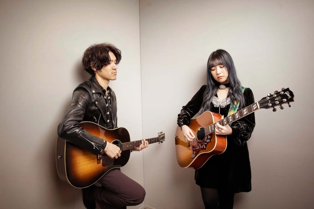 GLIM SPANKY(左:亀本寛貴、右:松尾レミ)