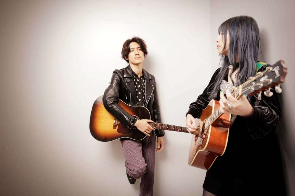GLIM SPANKY(左:亀本寛貴、右:松尾レミ)