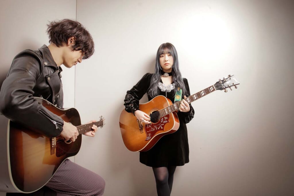 GLIM SPANKY(左:亀本寛貴、右:松尾レミ)