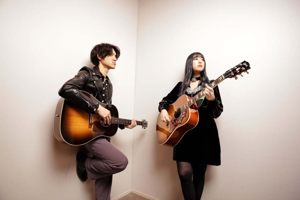 GLIM SPANKY(左:亀本寛貴、右:松尾レミ)