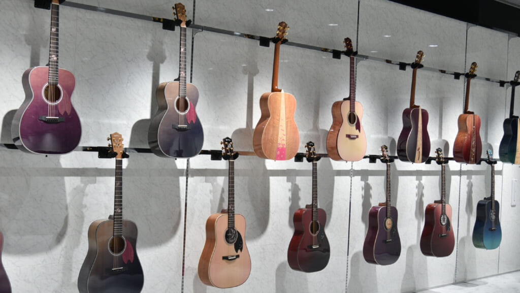 ディバイザーの桜ギター10周年記念モデルが勢揃いする展示イベントが3月に長野県で開催