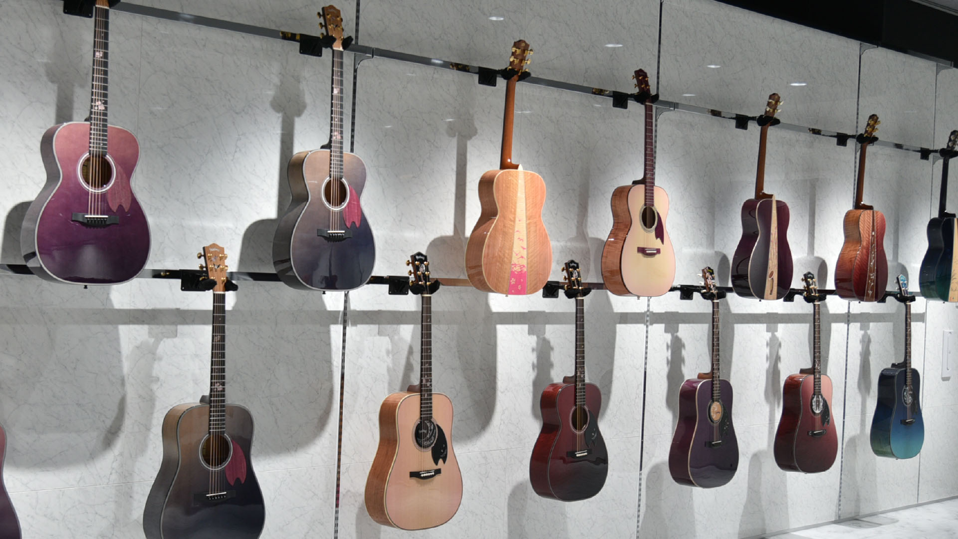 ディバイザーの桜ギター10周年記念モデルが勢揃いする展示イベントが3月に長野県で開催