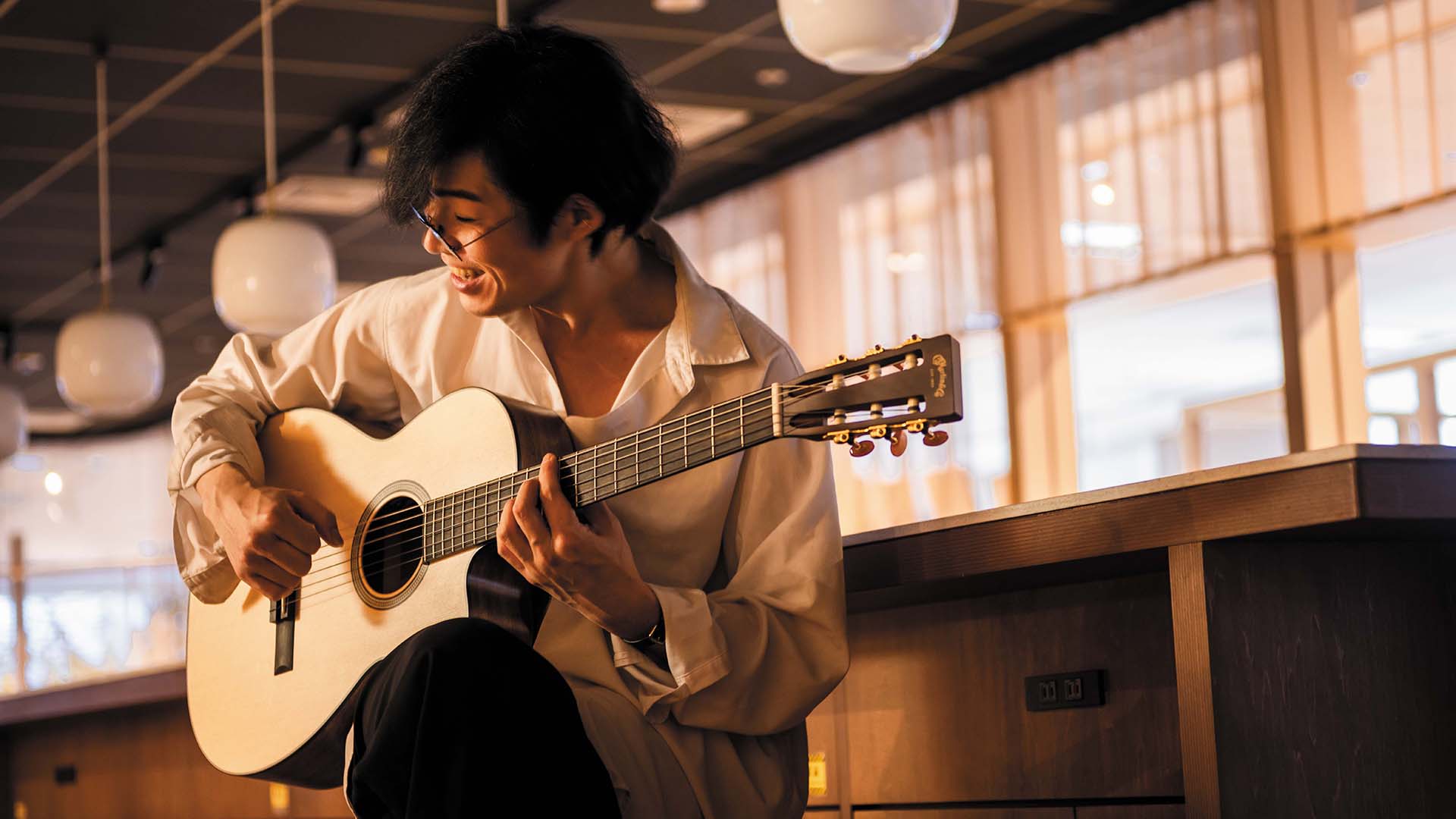 君島大空×Martin／000C12-16E Nylon｜部屋に置いておきたいガット・ギター